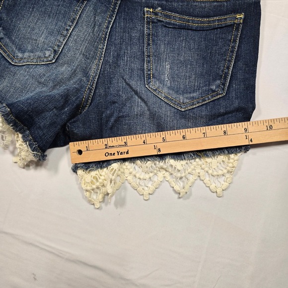 No Boundaries Crochet Lace Trim Distressed Denim Shorts Dark Wash Size 3 Womens - Picture 8 of 8